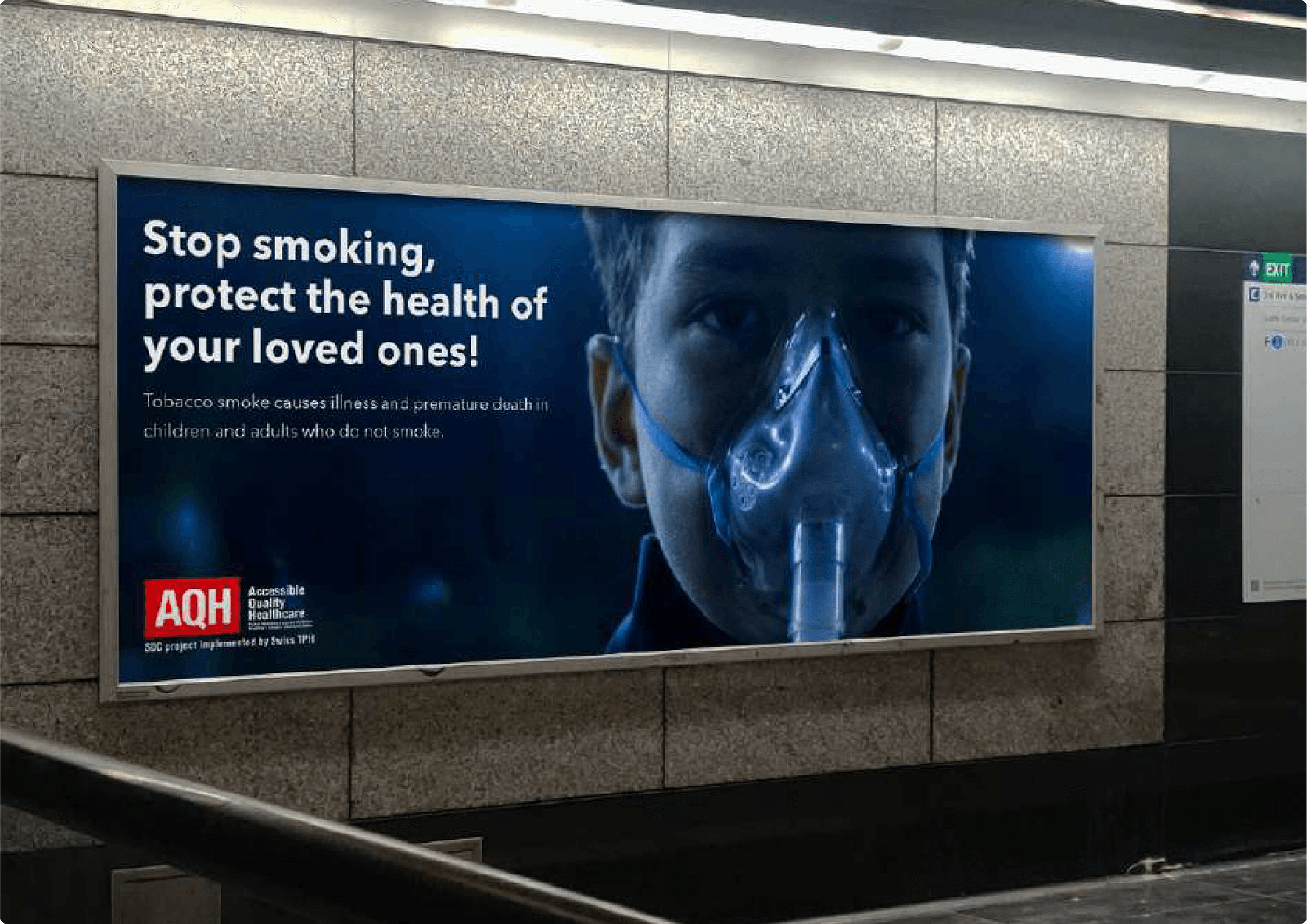 Ein großes U-Bahn-Plakat für AQH zeigt einen Jungen mit Sauerstoffmaske, mit der Headline „Hör auf zu rauchen, schütze die Gesundheit deiner Lieben."