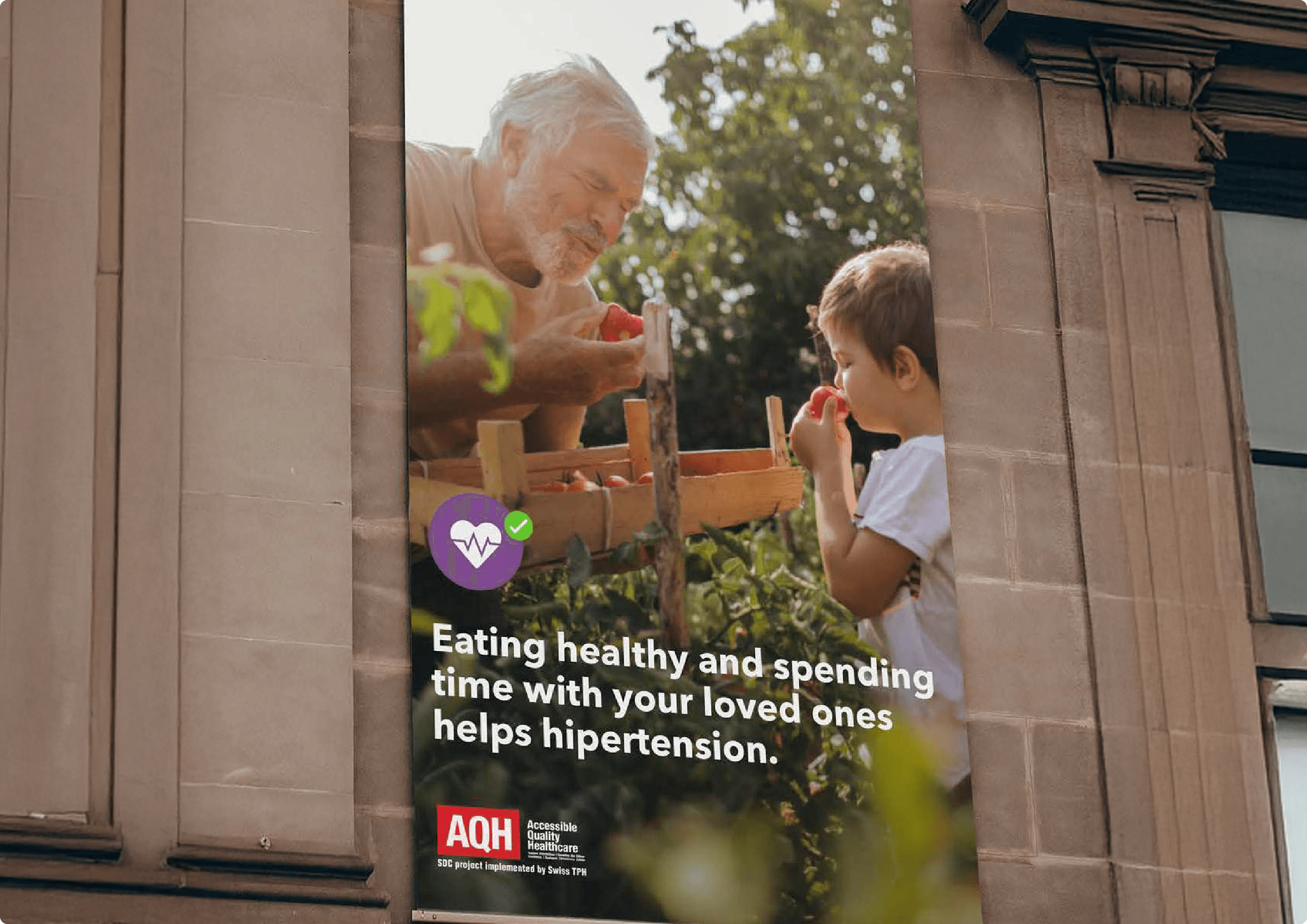 Ein straßenseitiges Gebäudeplakat zeigt Großvater und Enkel beim gemeinsamen Gärtnern, mit der Headline „Gesund essen und Zeit mit den Lieben verbringen hilft gegen Bluthochdruck."
